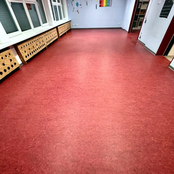 Roter Boden nach PU-Bodensanierung oder Renovierung