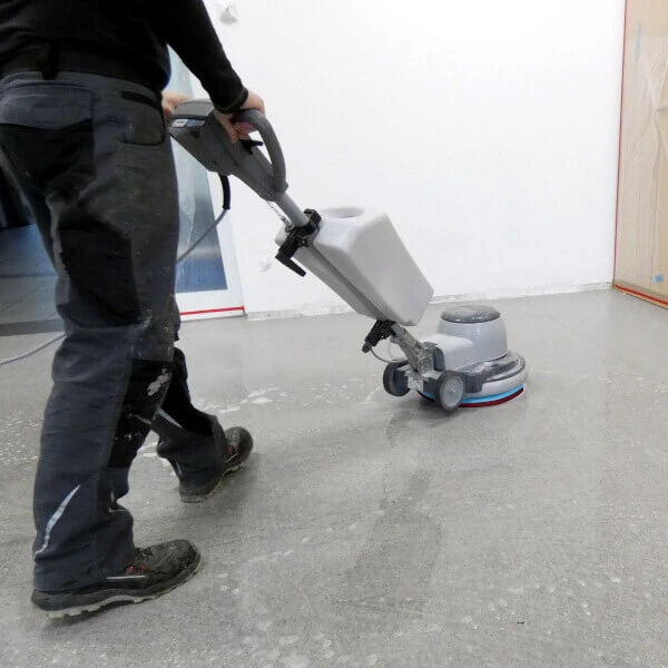 Ein Mitarbeiter der PU Bodensanierung arbeitet mit einer Maschine an der Bodenreinigung und -sanierung